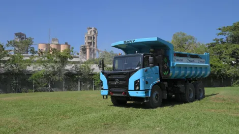 camion-electrico-con-planta.jpg