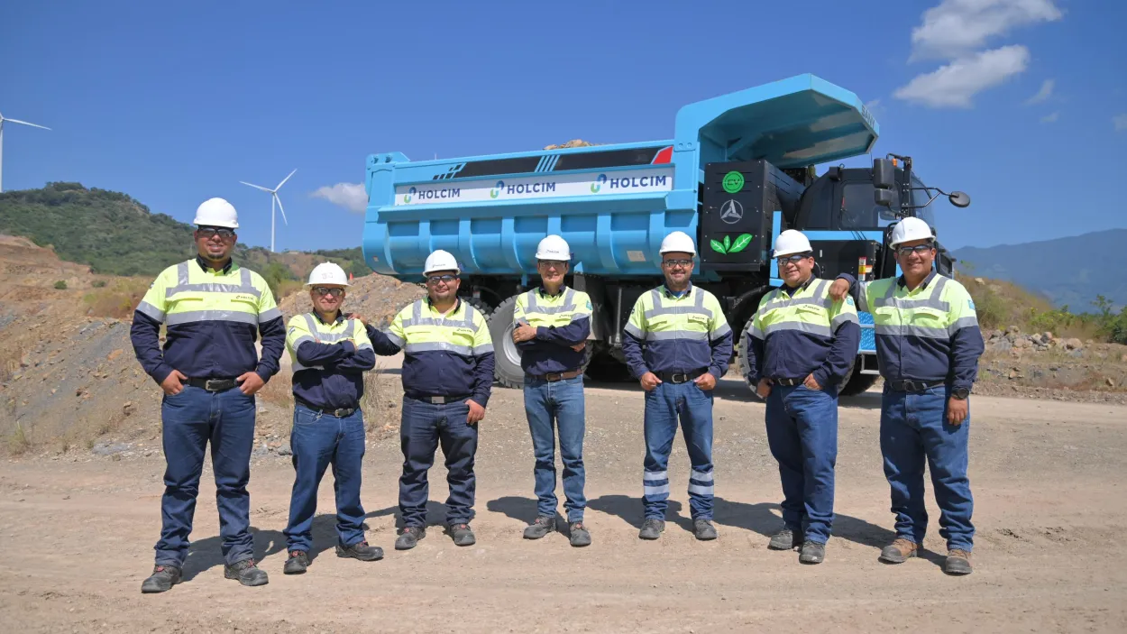 equipo-canteras-con-camion.jpg